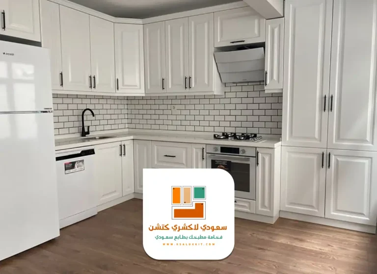 فني مطابخ في الرياض أثناء تركيب المطبخ الألمنيوم